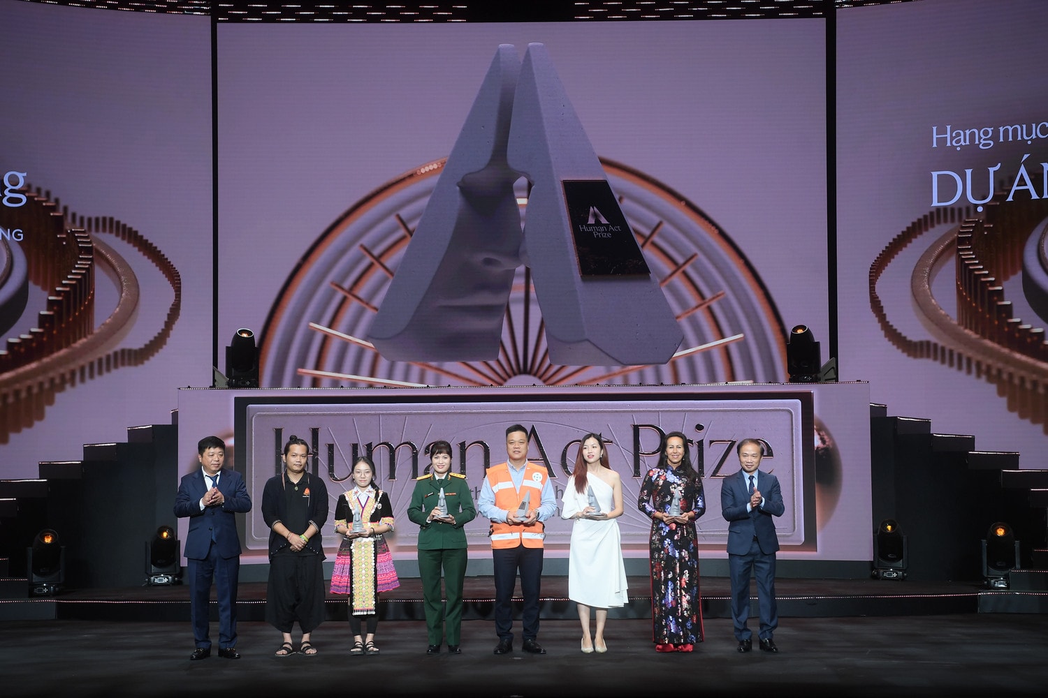 Trái tim cho em nhận giải thưởng ‘Dự án truyền cảm hứng’ tại Human Act Prize -1