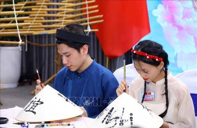Phu nhân Chủ tịch nước Võ Văn Thưởng và Phu nhân Tổng Bí thư, Chủ tịch nước Trung Quốc Tập Cận Bình giao lưu với sinh viên Đại học Quốc gia Hà Nội -3