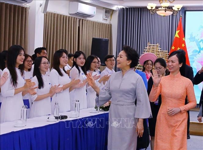 Phu nhân Chủ tịch nước Võ Văn Thưởng và Phu nhân Tổng Bí thư, Chủ tịch nước Trung Quốc Tập Cận Bình giao lưu với sinh viên Đại học Quốc gia Hà Nội -5