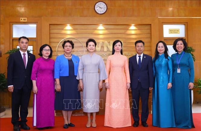 Phu nhân Chủ tịch nước Võ Văn Thưởng và Phu nhân Tổng Bí thư, Chủ tịch nước Trung Quốc Tập Cận Bình giao lưu với sinh viên Đại học Quốc gia Hà Nội -2