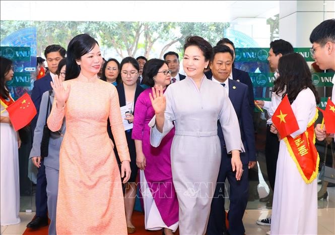 Phu nhân Chủ tịch nước Võ Văn Thưởng và Phu nhân Tổng Bí thư, Chủ tịch nước Trung Quốc Tập Cận Bình giao lưu với sinh viên Đại học Quốc gia Hà Nội -0