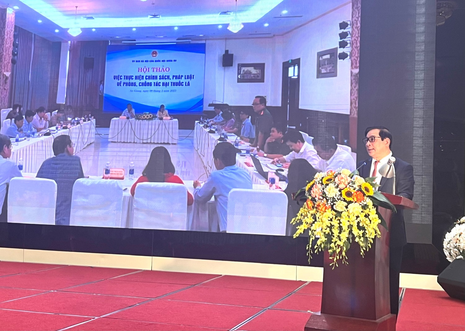 Gần 39% nam giới tại Việt Nam hút thuốc lá, WHO đề xuất giải pháp -0