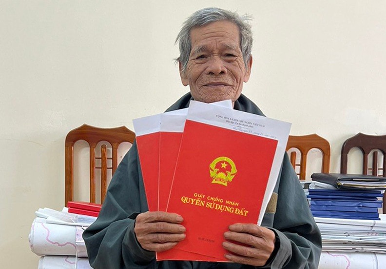 Quảng Bình: Vợ chồng nông dân lớn tuổi viết đơn trả lại 800m2 đất nông nghiệp -0