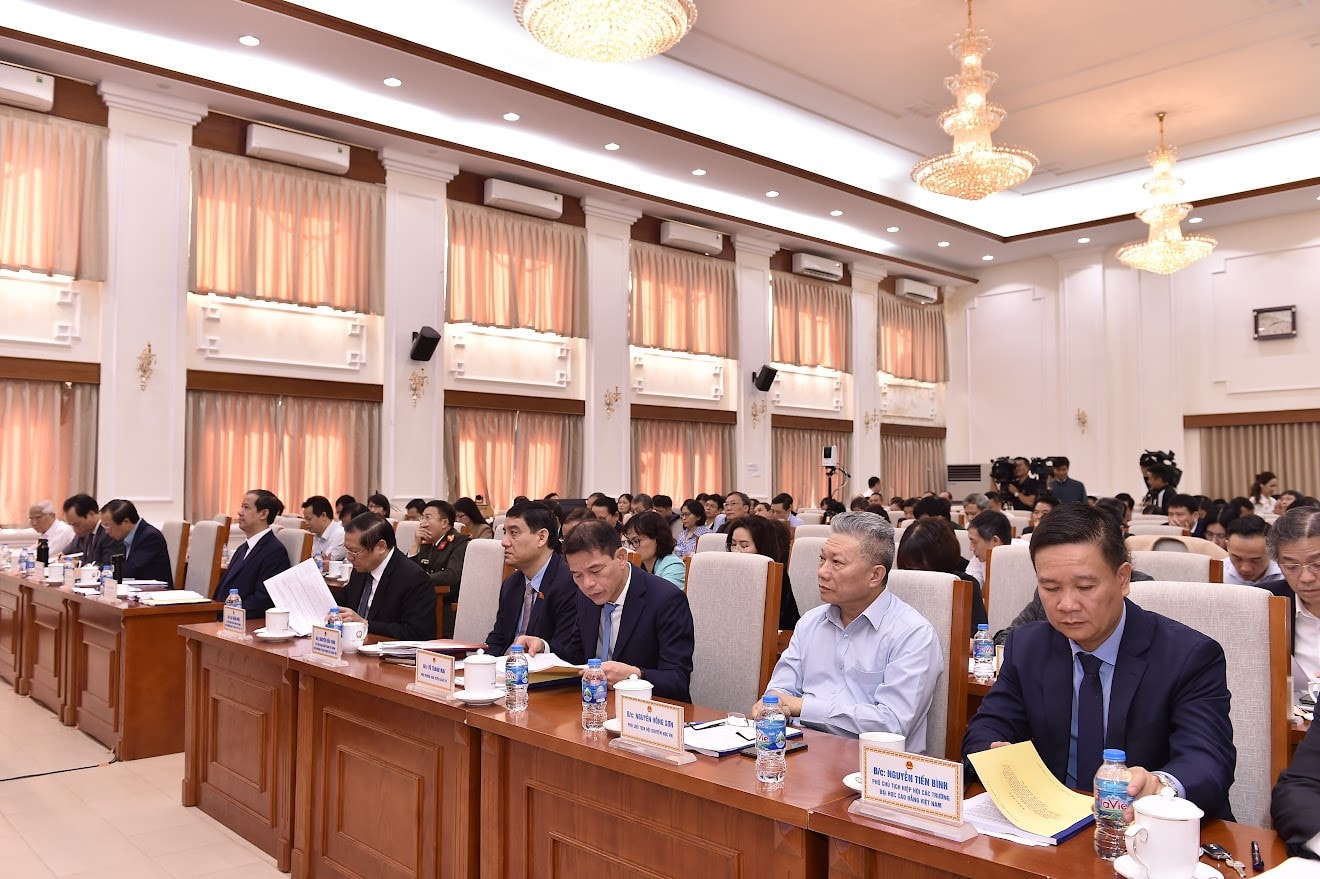 Các đại biểu tham dự Hội nghị (Ảnh: Bộ GD-ĐT) Bộ trưởng GD-ĐT: “Tiền” và “con người” là 2 từ khoá quan trọng trong nguồn lực để đổi mới giáo dục -0