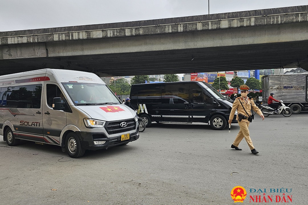 Hàng loạt xe khách đón trả khách sai quy định bị xử lý sau phản ánh của Báo Đại biểu Nhân dân -0