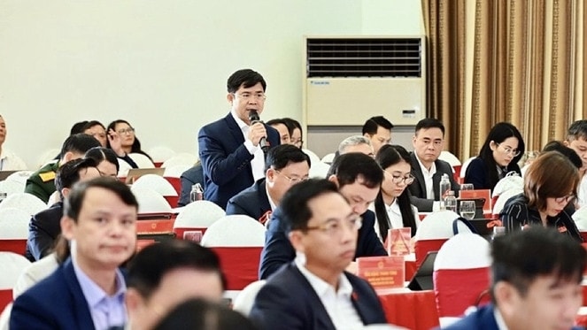 Đại biểu Trình Văn Nhã chất vấn tại kỳ họp - Ảnh H. Phong