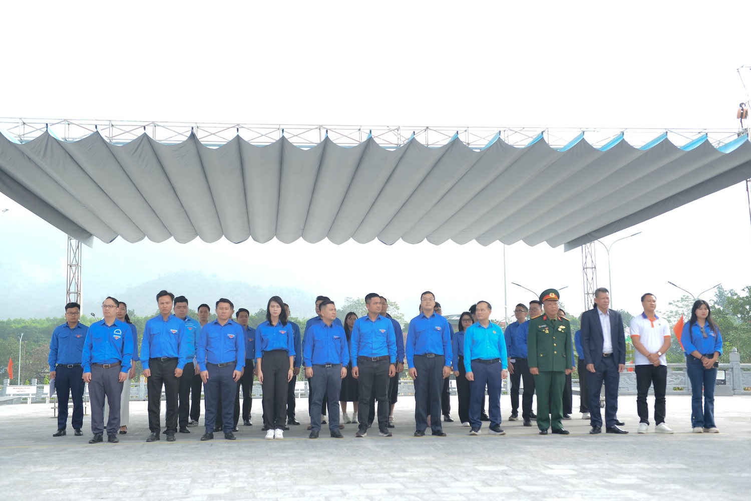 Dâng hương tưởng niệm anh hùng, liệt sĩ tại nghĩa trang Vị Xuyên -1