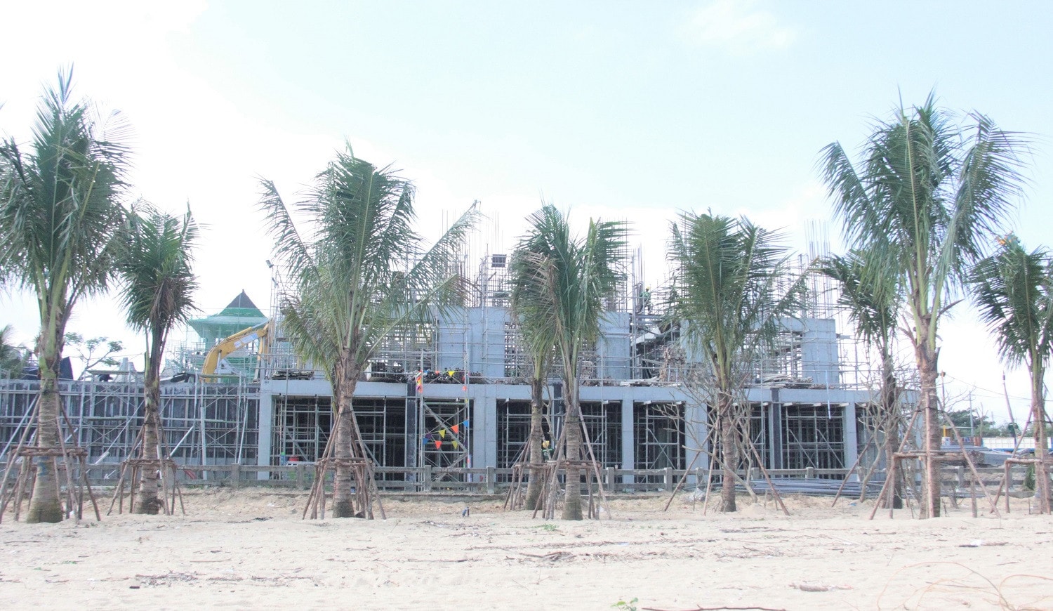 Theo quy hoạch thì nhiều tòa nhà, biệt thự, khách sạn của dự án này sẽ "án ngự" ngay bờ biển Dự án của Tập đoàn Trung Thủy ở Đà Nẵng đang triển khai ra sao? -0