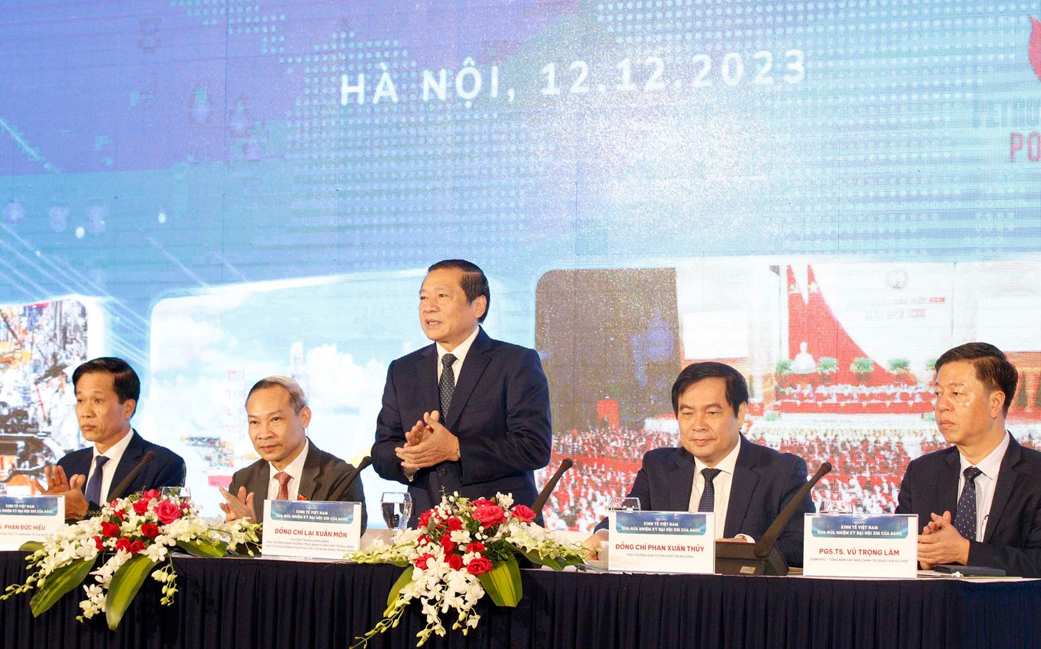 Phó Trưởng Ban Thường trực Ban Tuyên giáo Trung ương Lại Xuân Môn và các đại biểu dự Diễn đàn - Ảnh: M. Trang