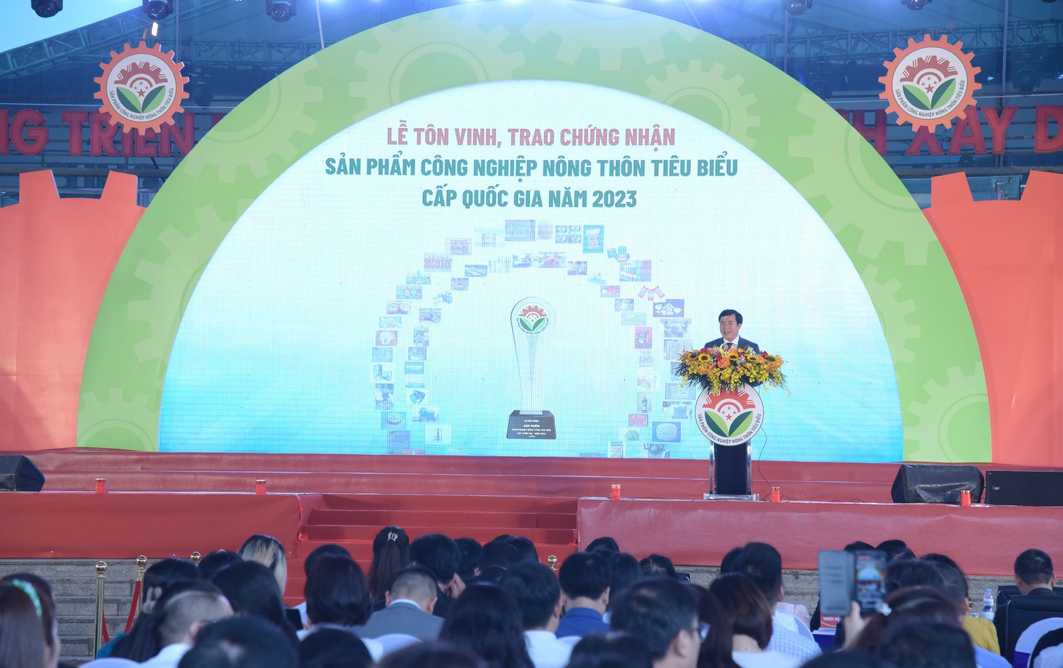 Thứ trưởng Bộ Công Thương Nguyễn Sinh Nhật Tân phát biểu tại Lễ tôn vinh. Ảnh: Vũ Quang Tôn vinh 173 sản phẩm công nghiệp nông thôn tiêu biểu cấp Quốc gia -0