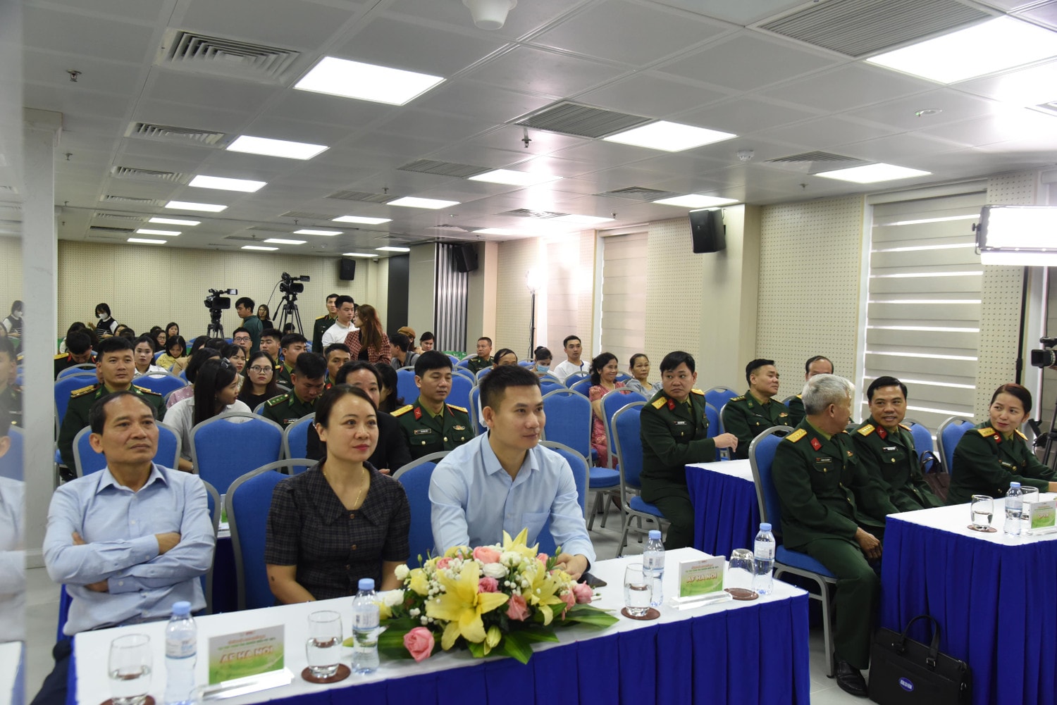 Các đại biểu tham dự buổi lễ (Ảnh: Xuân Quý) 10 cặp vợ chồng quân nhân hiếm muộn được hỗ trợ 100% chi phí thụ tinh trong ống nghiệm -0