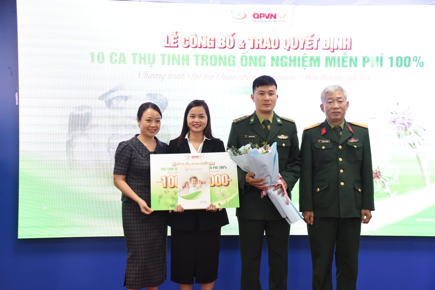 Vợ chồng quân nhân: Nguyễn Thuyết, sinh năm 1992, Bộ đội Biên phòng tỉnh Khánh Hoà; Bhướch Thị Út, sinh năm 1998 - một trong 10 cặp vợ chồng quân nhân được Bệnh viện Nam học và Hiếm muộn Hà Nội hỗ trợ miễn phí 100% chi phí thực hiện thụ tinh trong ống nghiệm năm 2023 (Ảnh: Xuân Quý) 10 cặp vợ chồng quân nhân hiếm muộn được hỗ trợ 100% chi phí thụ tinh trong ống nghiệm -0