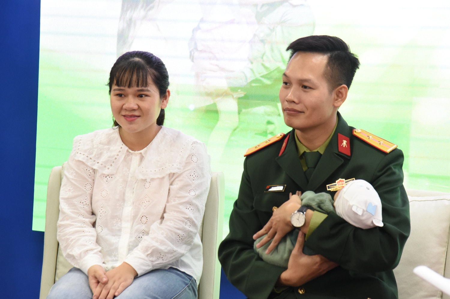 Các gia đình quân nhân từng nhận gói hỗ trợ 100% chi phí thực hiện Thụ tinh trong ống nghiệm từ chương trình "Yêu thương lan tỏa" năm 2021 và 2022 rạng rỡ khi đã đón con đầu lòng trong năm 2023 (Ảnh: Xuân Quý) 10 cặp vợ chồng quân nhân hiếm muộn được hỗ trợ 100% chi phí thụ tinh trong ống nghiệm -1