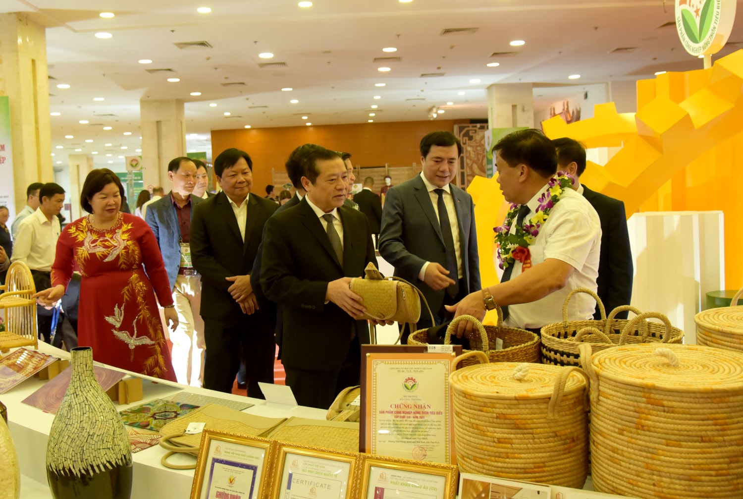 Các đại biểu thăm quan gian hàng tại hội chợ triển lãm. Ảnh: Vũ Quang Tôn vinh 173 sản phẩm công nghiệp nông thôn tiêu biểu cấp Quốc gia -0