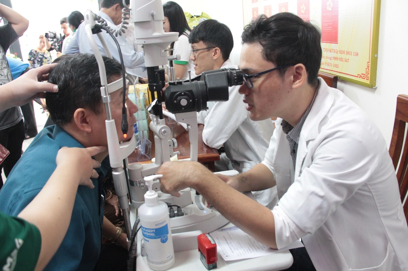 Người dân được đo, khám thị lực miễn phí Bệnh viện 199 Bộ Công an khám, phát thuốc miễn phí cho người dân -0