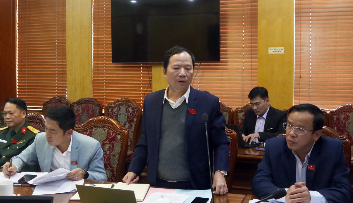 Đại biểu Nguyễn Đặng Ân tham gia thảo luận tổ. Ảnh: Thanh Bình