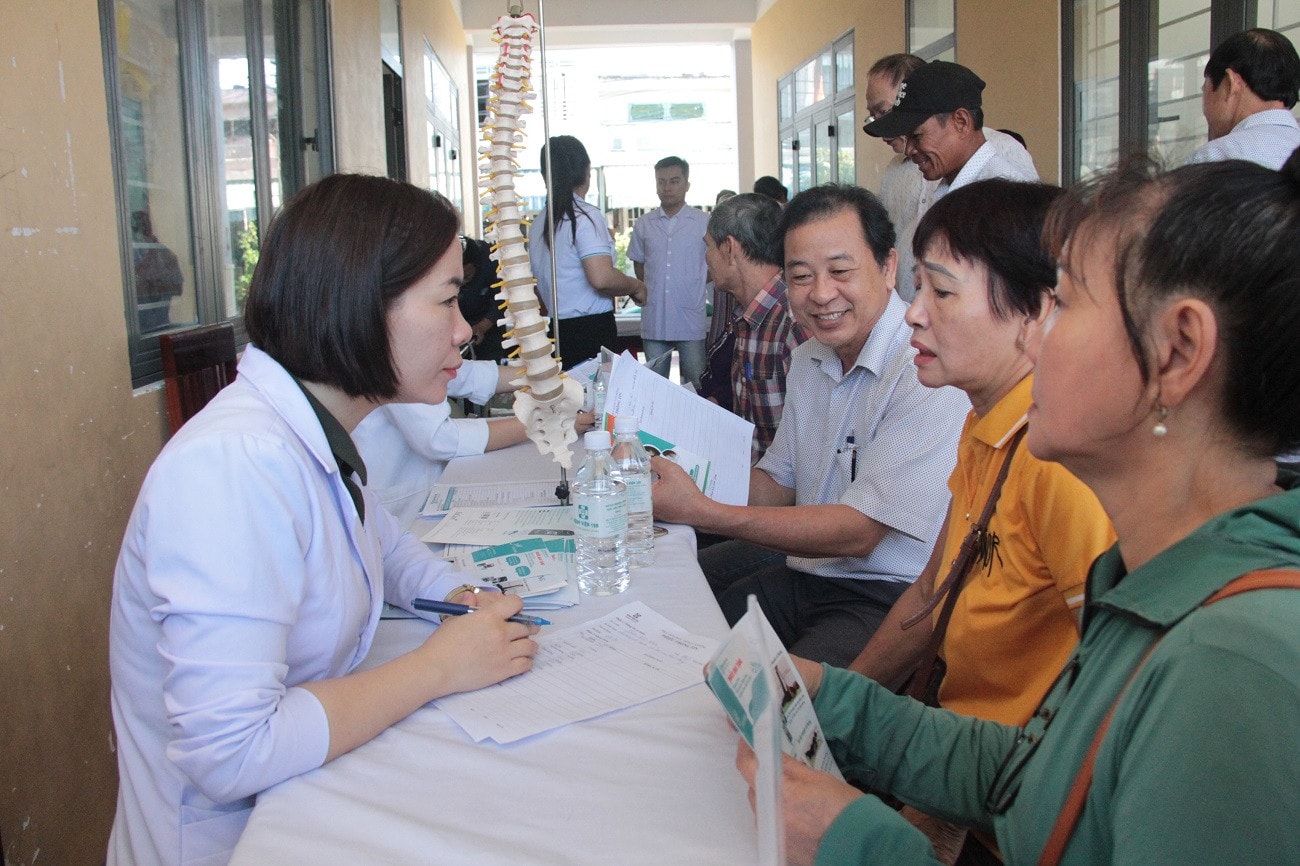 Đội ngũ bác sĩ tư vấn sức khỏe cho người dân Bệnh viện 199 Bộ Công an khám, phát thuốc miễn phí cho người dân -0