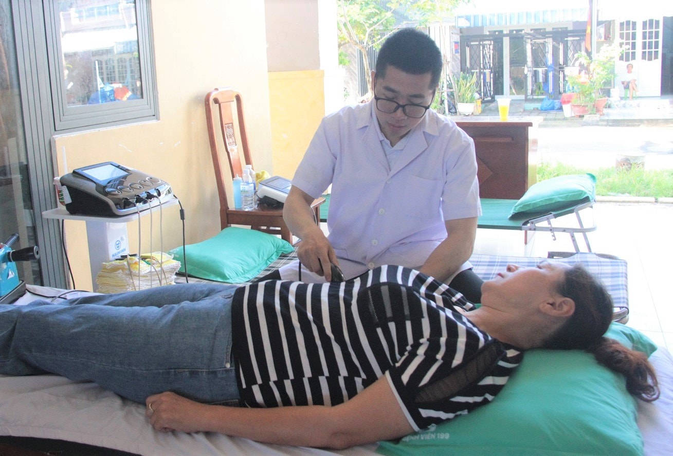 Đoàn bác sỹ Bệnh viện 199 mang theo nhiều thiết bị, máy móc hiện đại đến thăm khám cho người dân Bệnh viện 199 Bộ Công an khám, phát thuốc miễn phí cho người dân -0