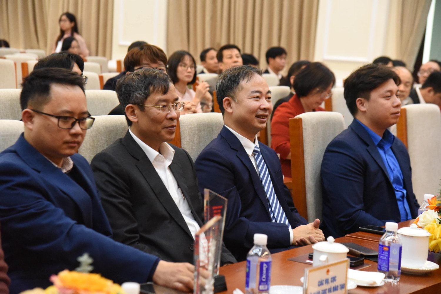 Bộ GD-ĐT tuyên dương học sinh đoạt giải Olympic và Khoa học kỹ thuật quốc tế năm 2023 ảnh 10 Bộ GD-ĐT vinh danh học sinh đoạt giải Olympic và Khoa học kỹ thuật quốc tế năm 2023 -0