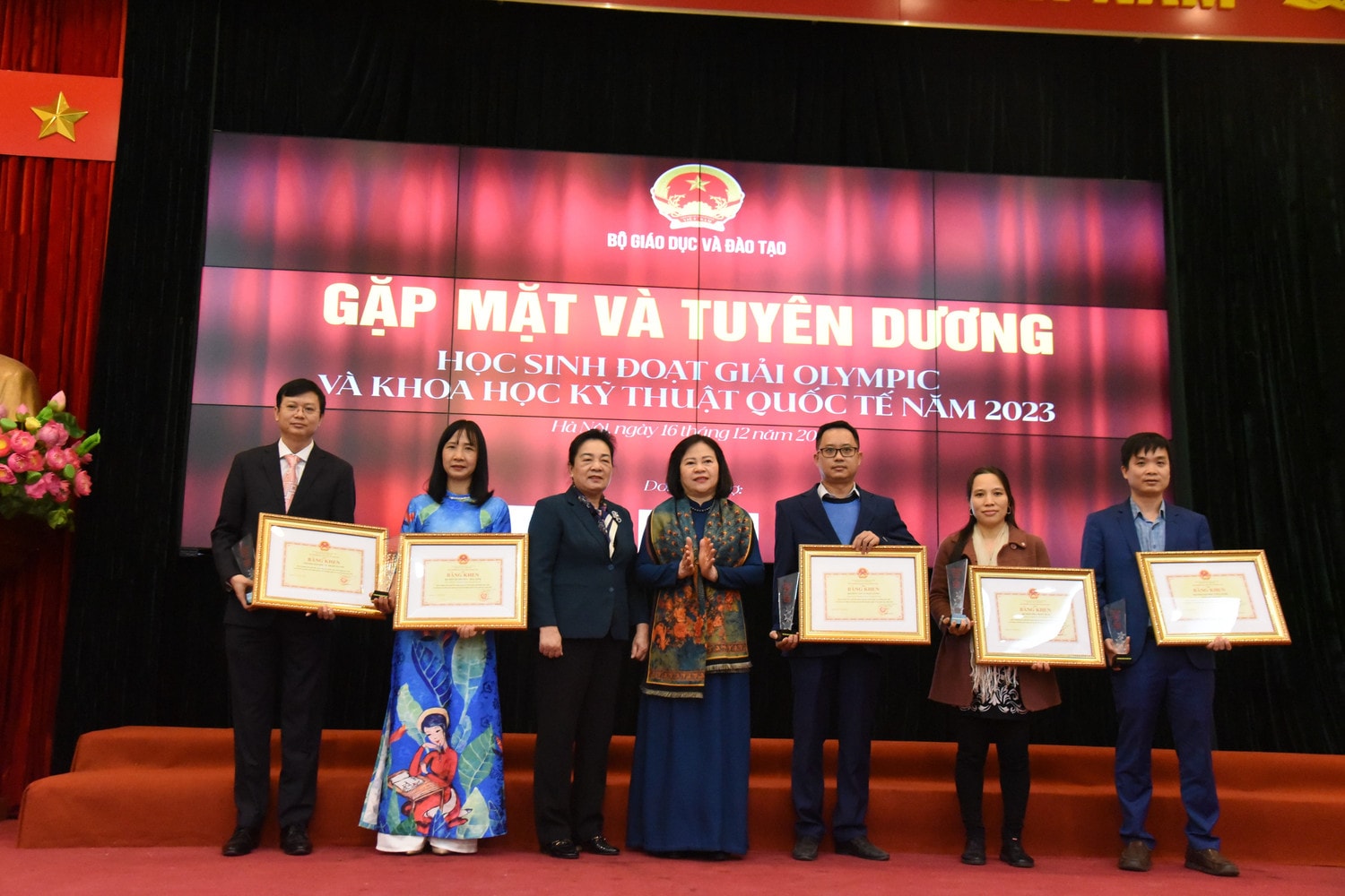 Ảnh: Xuân Quý Bộ GD-ĐT vinh danh học sinh đoạt giải Olympic và Khoa học kỹ thuật quốc tế năm 2023 -2