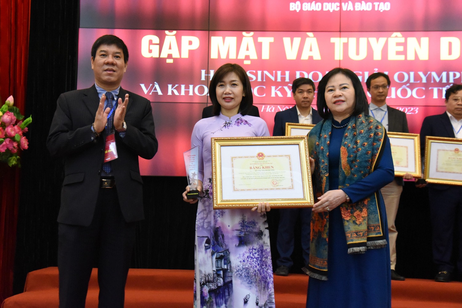 Thứ trưởng Ngô Thị Minh cùng Cục trưởng Cục Quản lý chất lượng Huỳnh Văn Chương trao tặng Bằng khen của Bộ trưởng Bộ GD-ĐT cho các giáo viên ôn luyện đội tuyển (Ảnh: Xuân Quý) Bộ GD-ĐT vinh danh học sinh đoạt giải Olympic và Khoa học kỹ thuật quốc tế năm 2023 -0