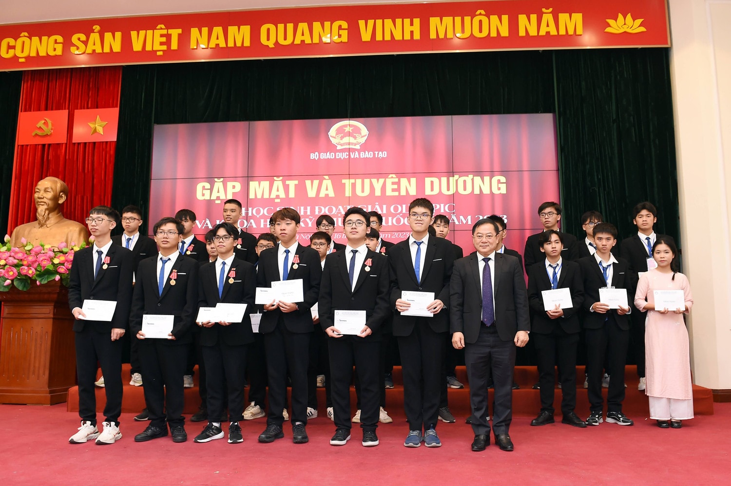 Vinh danh các học sinh đoạt giải Olympic và Khoa học Kỹ thuật quốc tế năm 2023 (Ảnh: Xuân Quý) Bộ GD-ĐT vinh danh học sinh đoạt giải Olympic và Khoa học kỹ thuật quốc tế năm 2023 -0