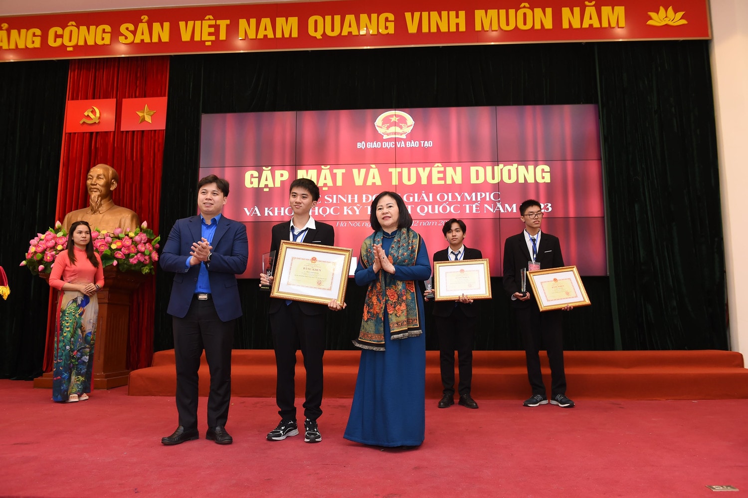 Ảnh: Xuân Quý Bộ GD-ĐT vinh danh học sinh đoạt giải Olympic và Khoa học kỹ thuật quốc tế năm 2023 -8