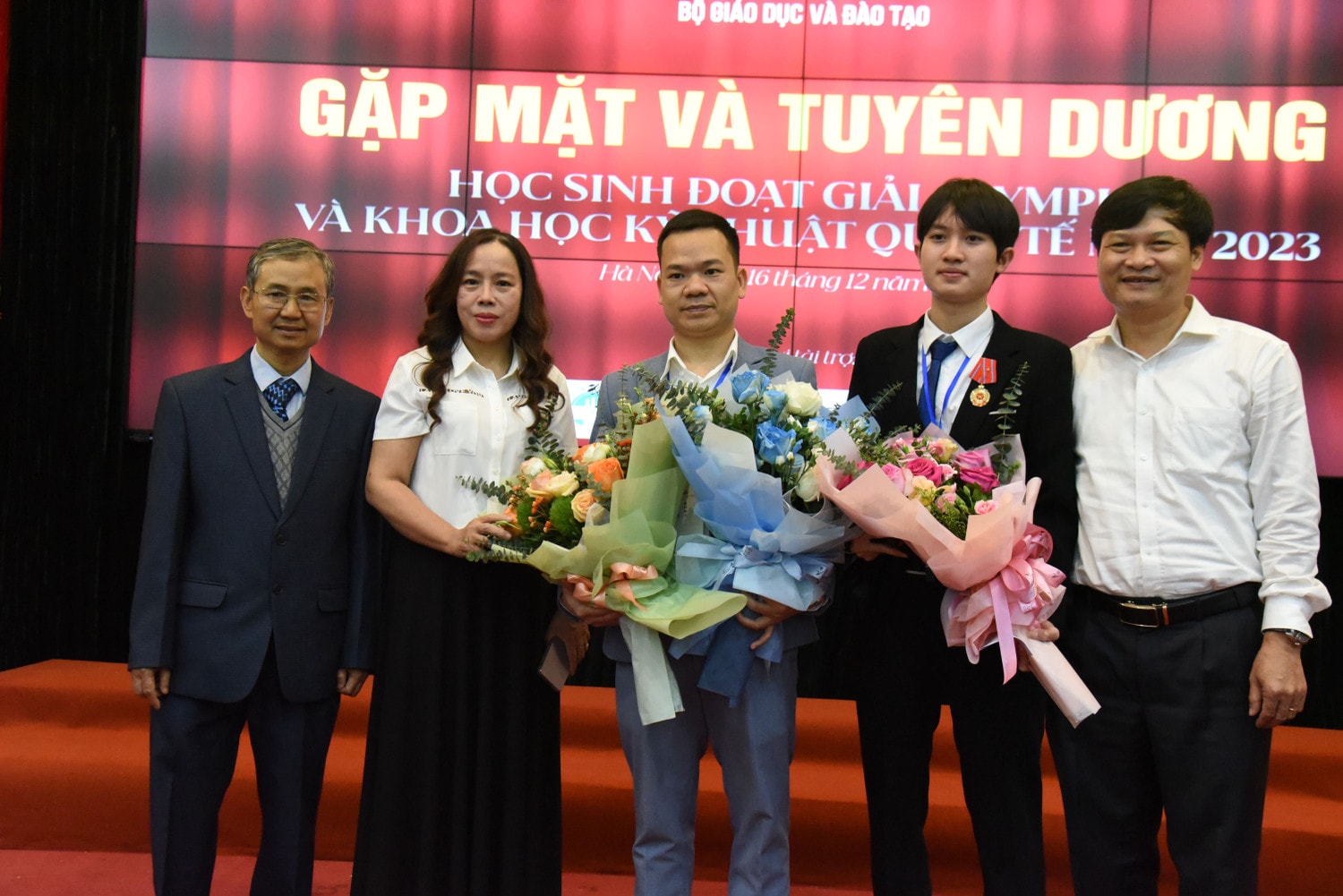 Ảnh: Xuân Quý Bộ GD-ĐT vinh danh học sinh đoạt giải Olympic và Khoa học kỹ thuật quốc tế năm 2023 -7