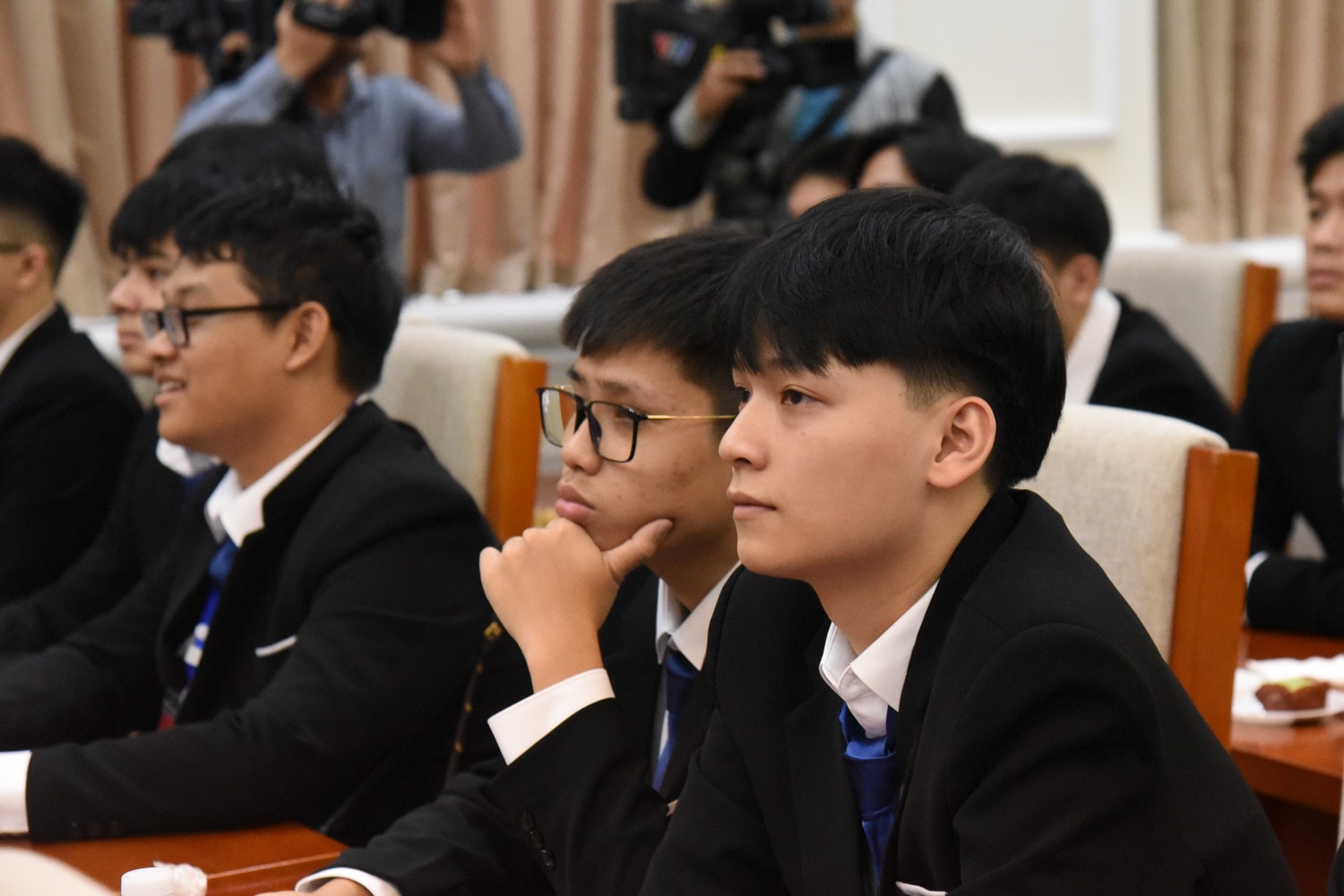 Các học sinh đoạt giải Olympic và Khoa học Kỹ thuật quốc tế năm 2023 tại buổi lễ (Ảnh: Xuân Quý) Bộ GD-ĐT vinh danh học sinh đoạt giải Olympic và Khoa học kỹ thuật quốc tế năm 2023 -1