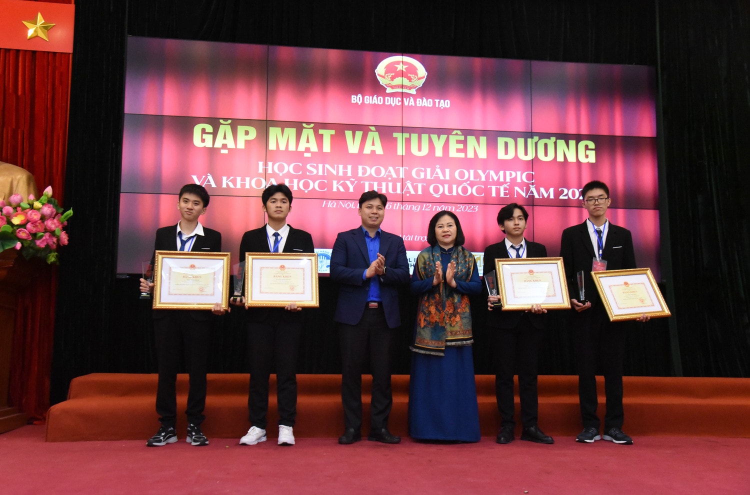 Bộ GD-ĐT tuyên dương học sinh đoạt giải Olympic và Khoa học kỹ thuật quốc tế năm 2023 ảnh 2 Bộ GD-ĐT vinh danh học sinh đoạt giải Olympic và Khoa học kỹ thuật quốc tế năm 2023 -0