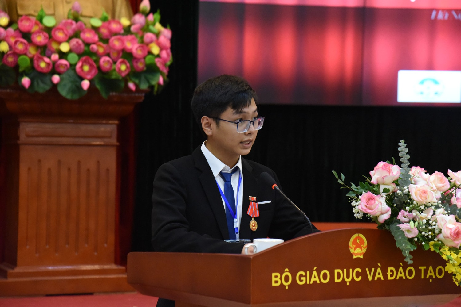 Em Đinh Cao Sơn, học sinh đoạt Huy chương Vàng Olympic Hóa học quốc tế năm 2023 (Ảnh: Xuân Quý) Bộ GD-ĐT vinh danh học sinh đoạt giải Olympic và Khoa học kỹ thuật quốc tế năm 2023 -0