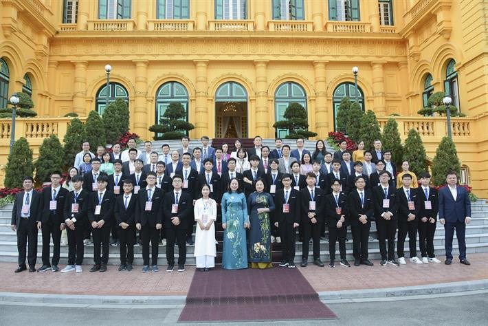 Bộ GD-ĐT tuyên dương học sinh đoạt giải Olympic và Khoa học kỹ thuật quốc tế năm 2023 -0