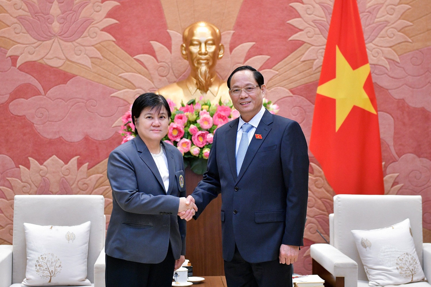 Phó Chủ tịch Quốc hội Trần Quang Phương tiếp Hiệu trưởng Đại học Hoàng gia Rajabhat Udon Thani