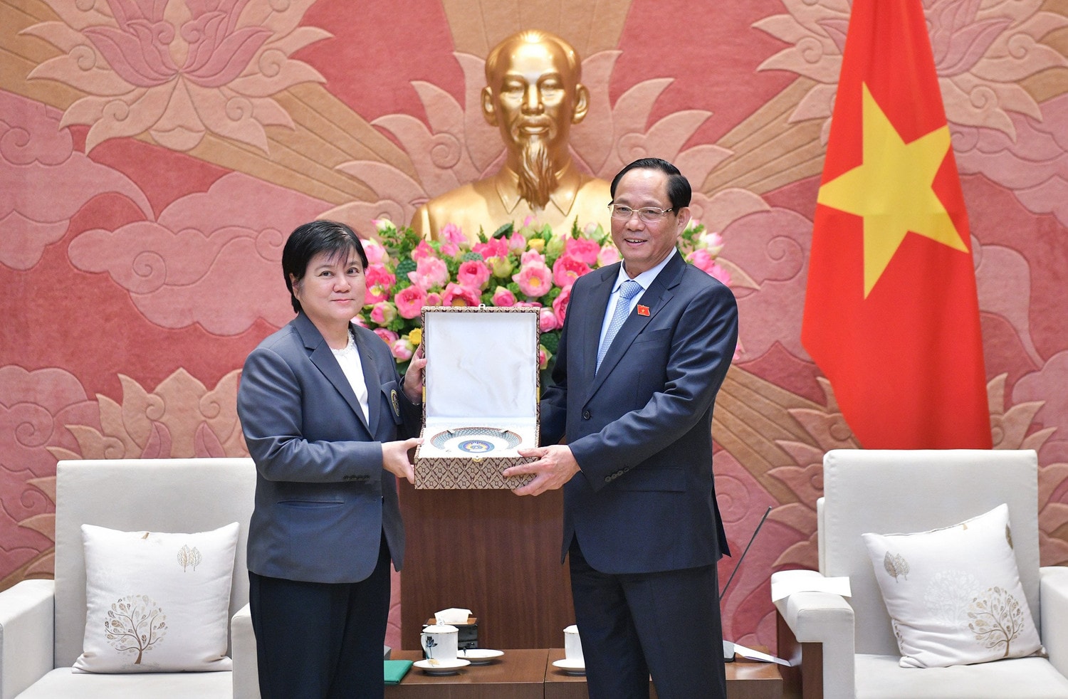 Hiệu trưởng Đại học Hoàng gia Rajabhat Udon Thani, Tiến sĩ Khanisara Thansunthornsakun tặng quà lưu niệm cho Phó Chủ tịch Quốc hội Trần Quang Phương
