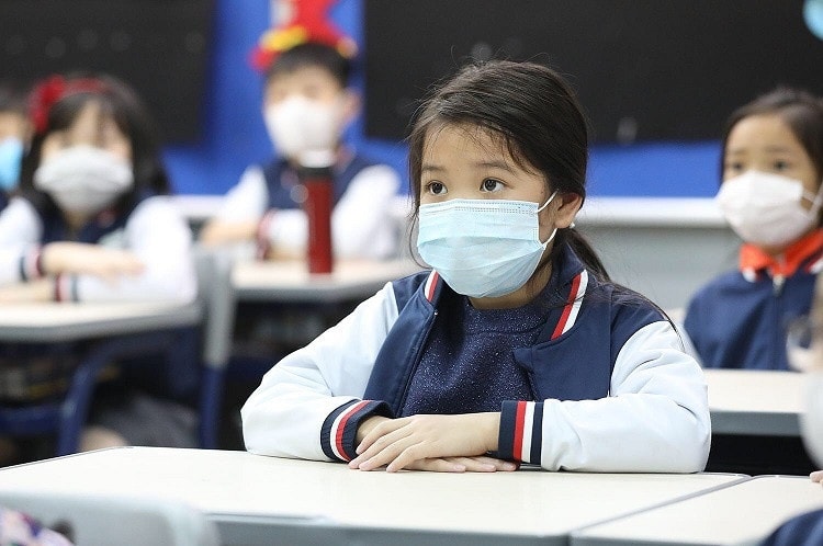 Dịch bệnh Covid-19, việc quá tải trường lớp tại các thành phố lớn khiến đổi mới giáo dục gặp nhiều khó khăn. 