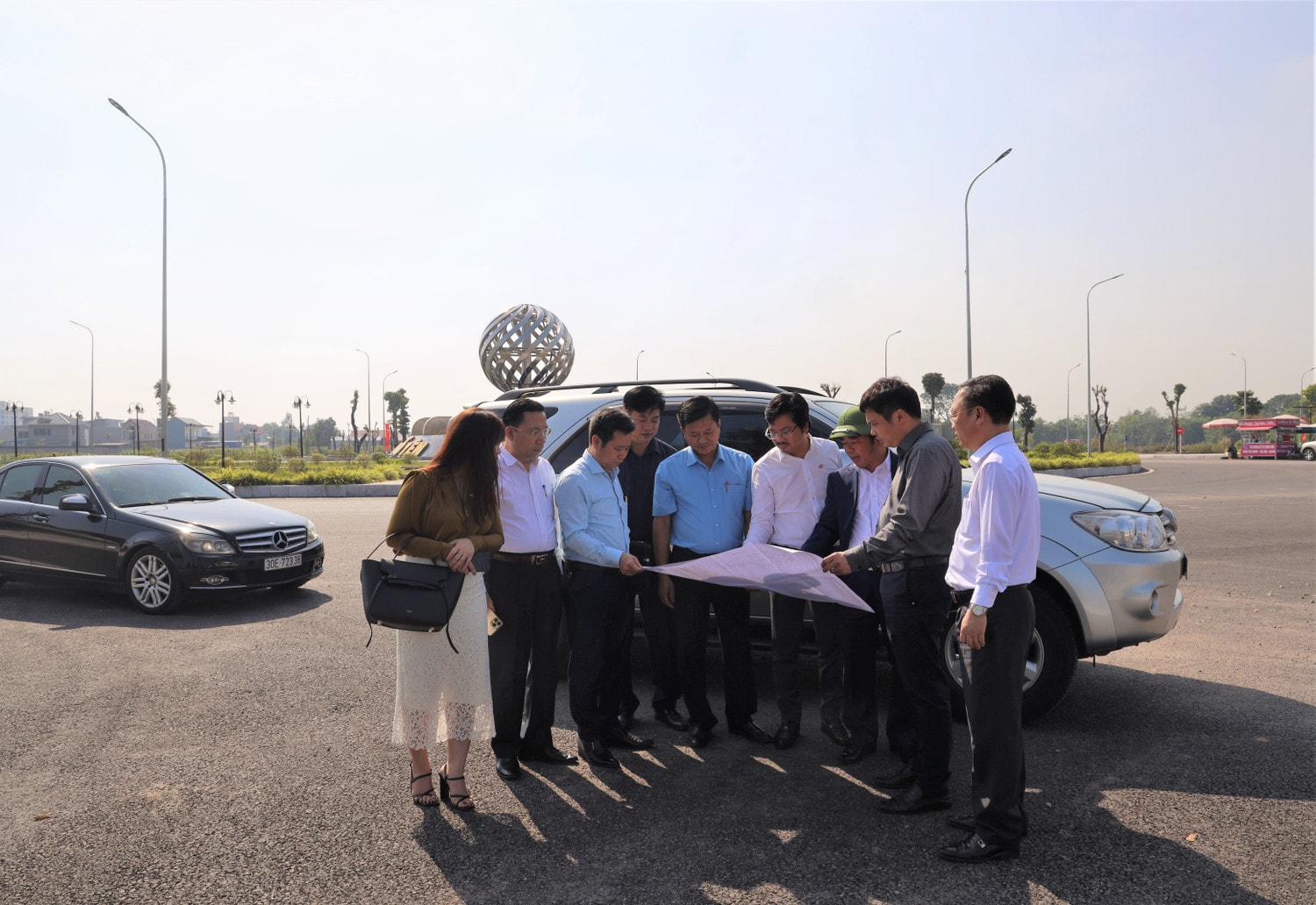 Lãnh đạo thành phố Phổ Yên và Tập đoàn FPT khảo sát thực tế một số địa điểm tiềm năng của thành phố có thể triển khai thực hiện các dự án - ẢNH THU TRANG