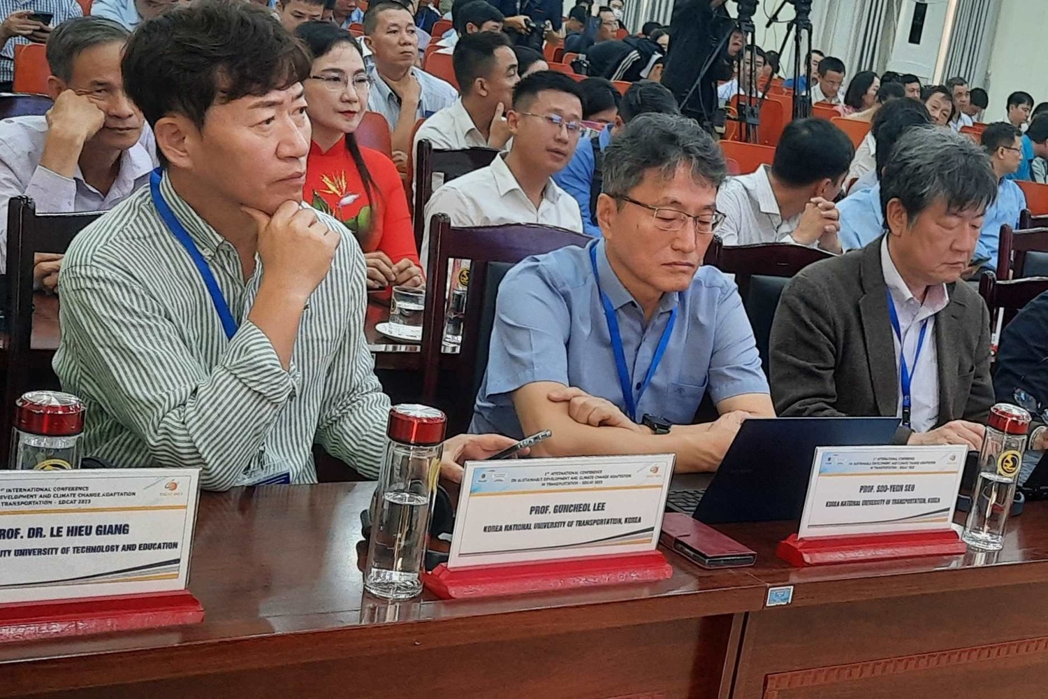 Tìm giải pháp phát triển bền vững và thích ứng với biến đổi khí hậu trong lĩnh vực giao thông vận tải -0