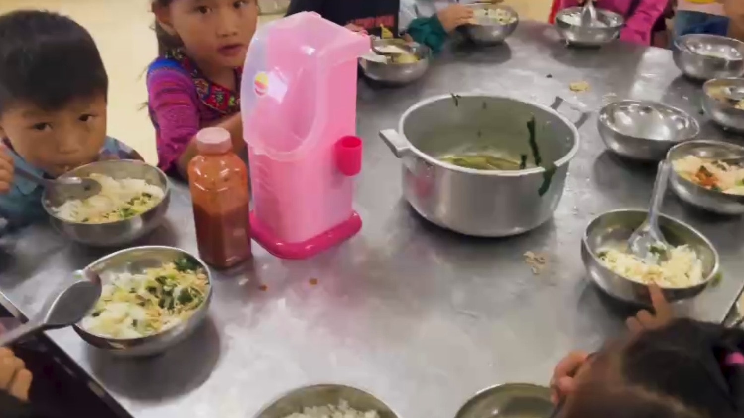 Vụ “bất thường bữa ăn bán trú vùng cao”: Bộ GD-ĐT yêu cầu xử lý nghiêm tập thể và cá nhân liên quan nếu vi phạm -1