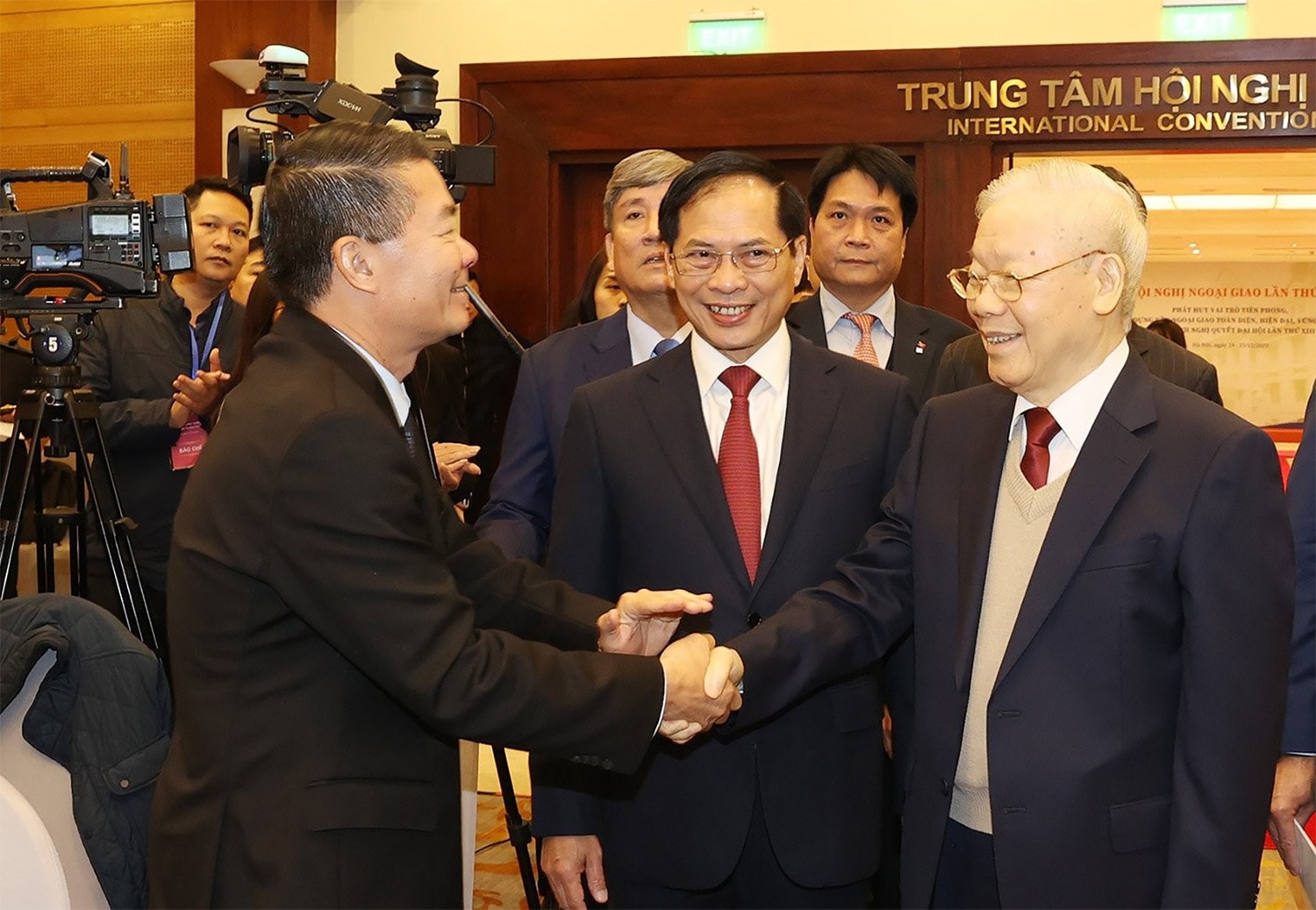 Tiếp tục đổi mới, xây dựng và phát triển nền đối ngoại, ngoại giao Việt Nam hiện đại, vững mạnh toàn diện, mang đậm bản sắc 