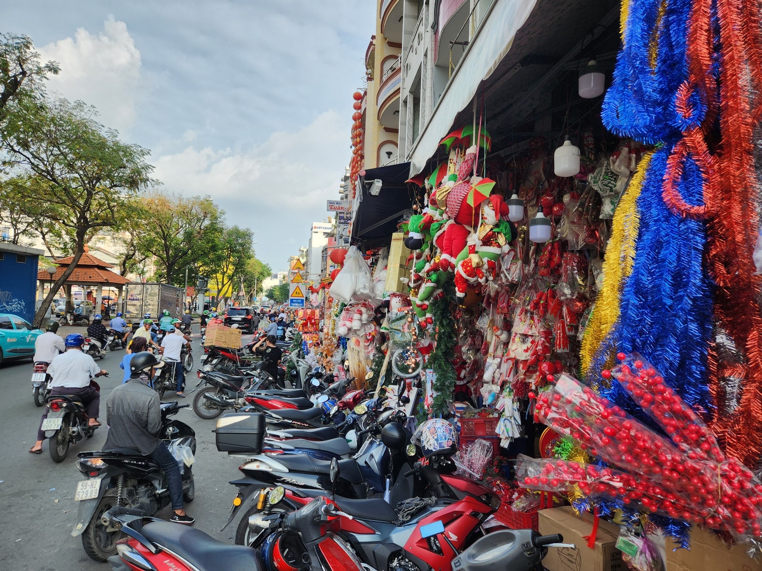 TP. Hồ Chí Minh: Sôi động thị trường đồ trang trí Giáng sinh