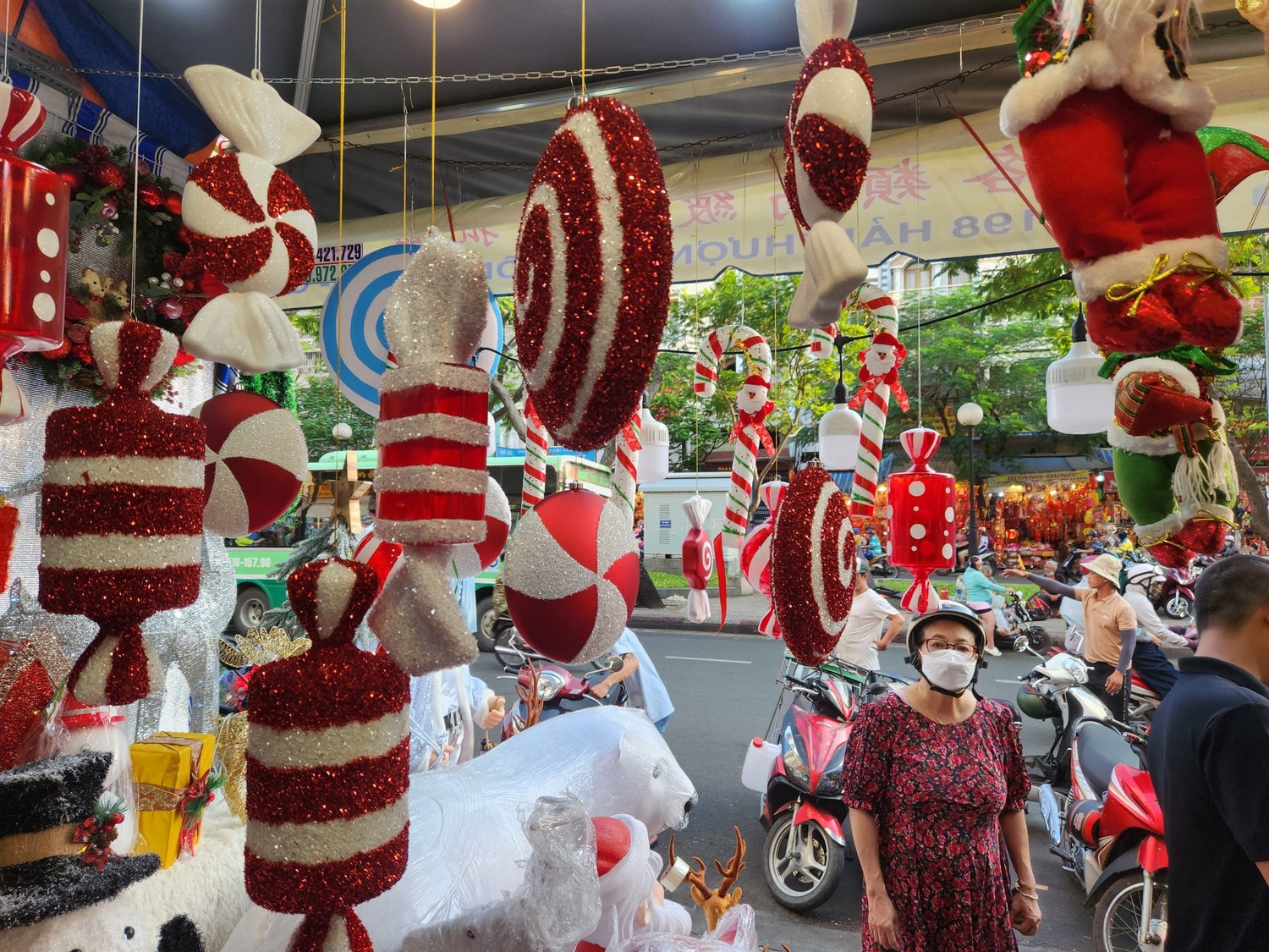 TP. Hồ Chí Minh: Sôi động thị trường đồ trang trí Giáng sinh