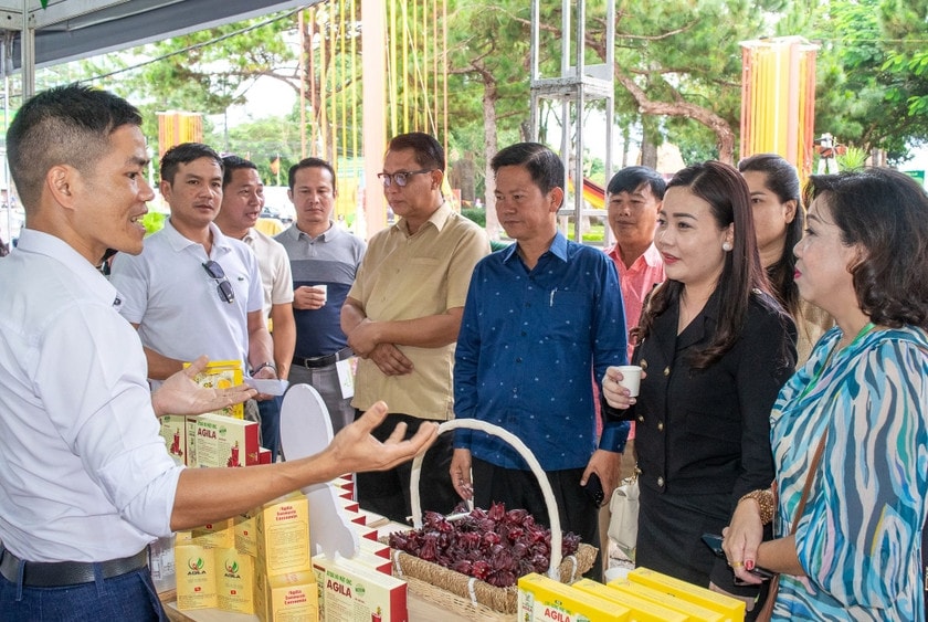 Đại diện Sở Thương mại tỉnh Ratanakiri (Campuchia) tham quancác mặt hàng nông sản, dược liệu của tỉnh Gia Lai.