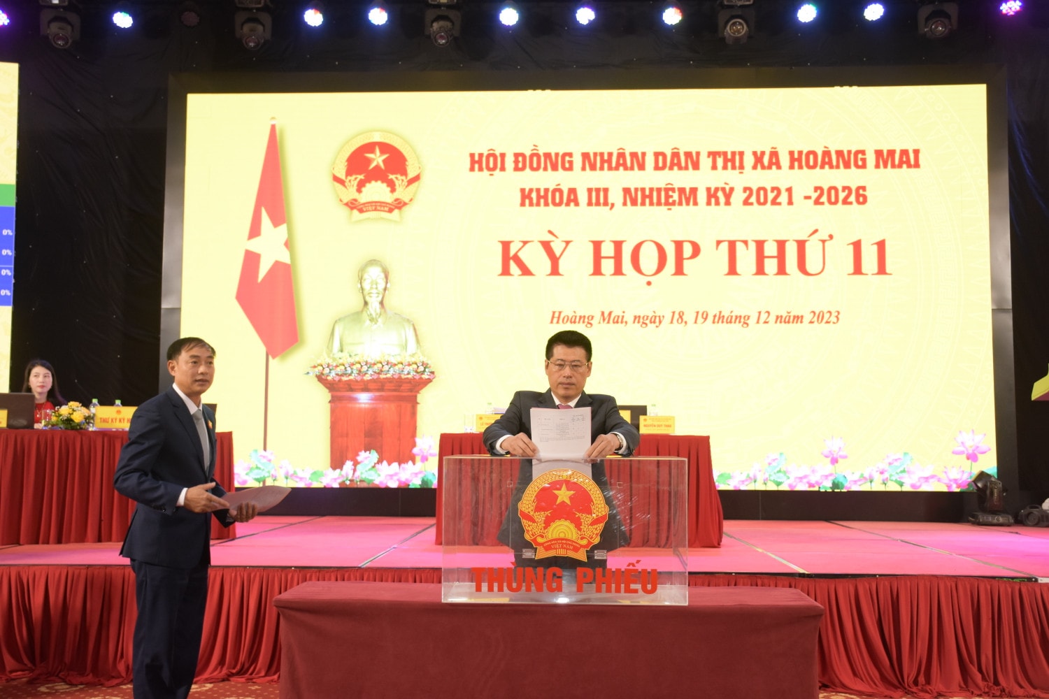 Đại biểu HĐND thị xã Khóa III bỏ phiếu tín nhiệm đối với 17 người giữ chức vụ do HĐND thị xã bầu Thị xã Hoàng Mai: Chủ tịch HĐND thị xã và Chủ tịch UBND thị xã đều đạt 96,77% số phiếu tín nhiệm cao -0