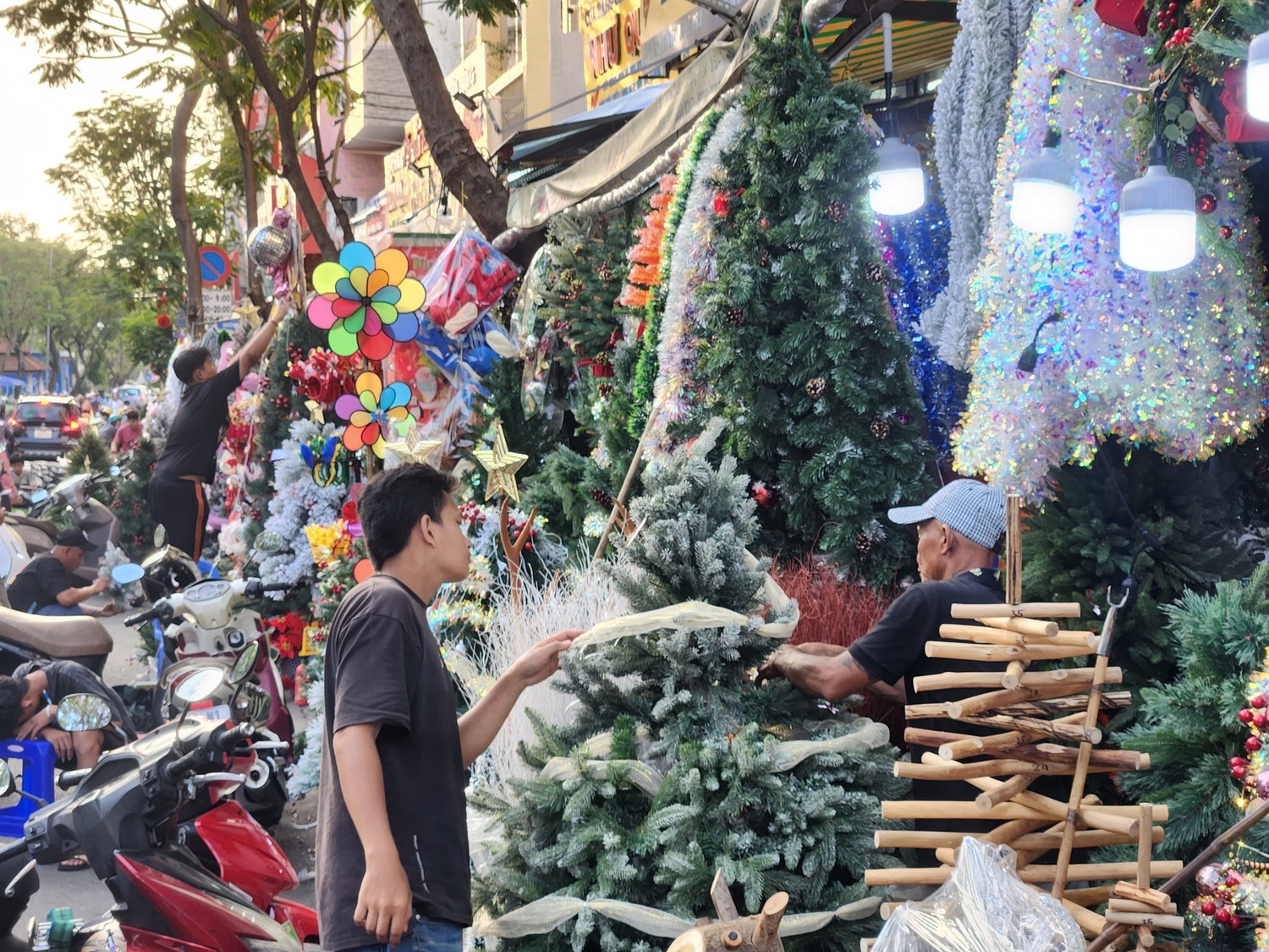 TP. Hồ Chí Minh: Sôi động thị trường đồ trang trí Giáng sinh -0