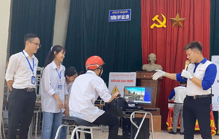 Học sinh Trường THPT Bắc Sơn thực hành các tình huống giao thông.
