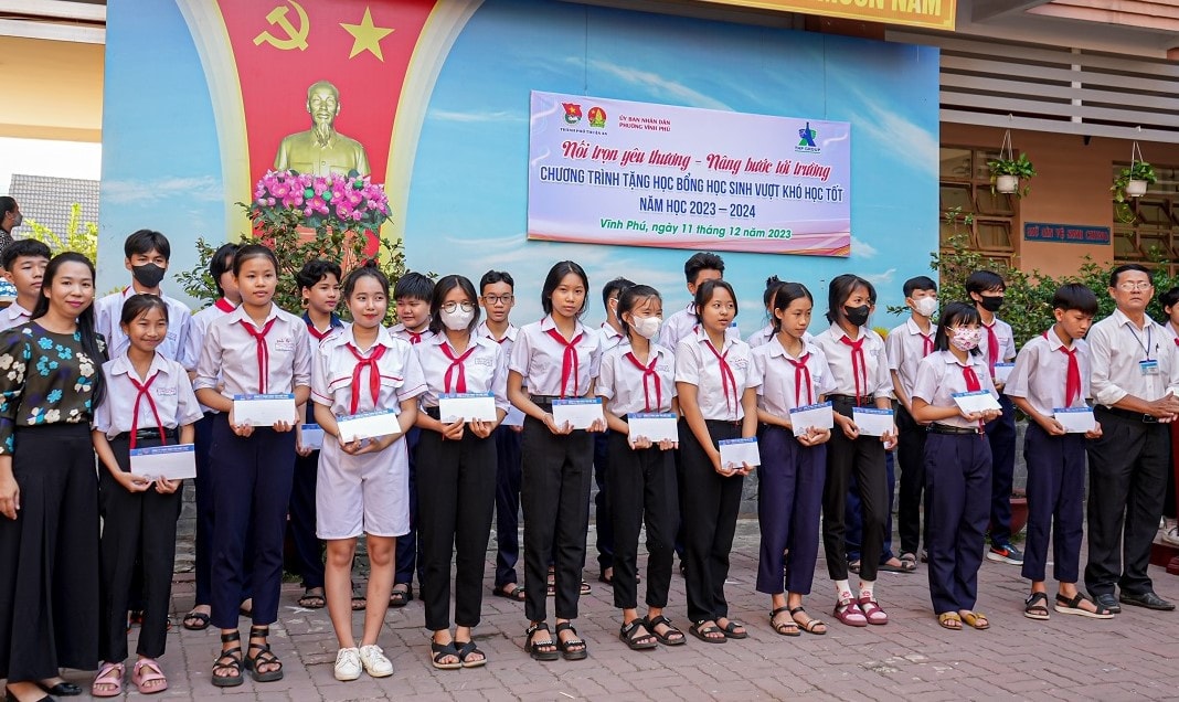 Đại diện Công ty Tân Hiệp Phát trao học bổng cho học sinh nghèo vượt khó tại Trường THCS Châu Văn Liêm, phường Vĩnh Phú, TP. Thuận An tỉnh Bình Dương: Ảnh: ITN