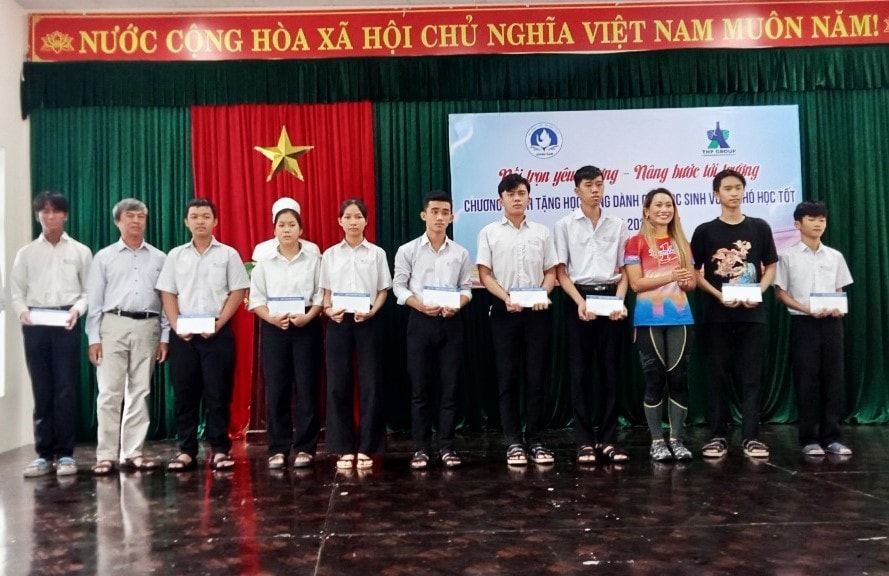 Đại diện Công ty Tân Hiệp Phát trao học bổng cho học sinh tại huyện Núi Thành và Tiên Phước tỉnh Quảng Nam. Ảnh: ITN