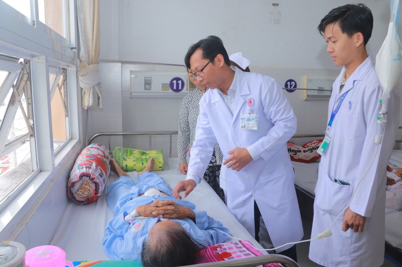 Sợ phẫu thuật, cụ bà để khối u to hơn 4 ký -0