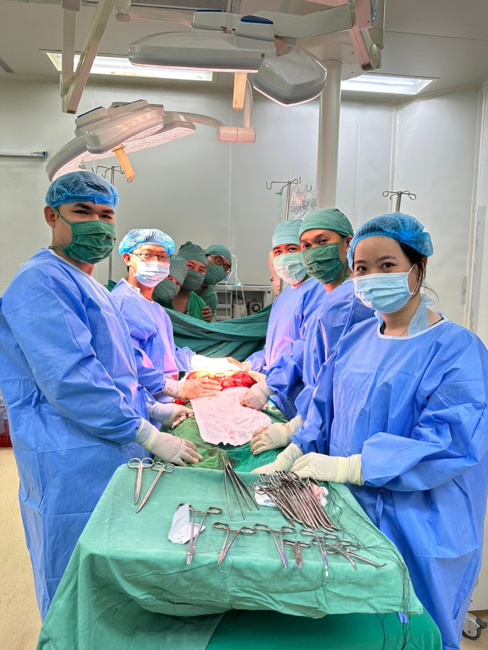 Sợ phẫu thuật, cụ bà để khối u to hơn 4 ký -0