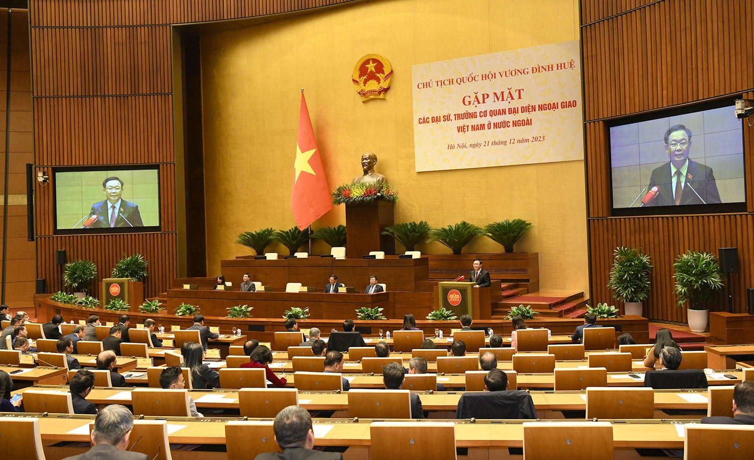 Giữ vững nguyên tắc đối ngoại, sáng tạo, linh hoạt trong hành động, đặt lợi ích Quốc gia, nhân dân lên trên hết, trước hết